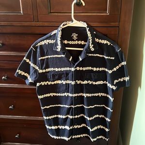 J crew men’s button down shirt with 2 functional pockets in front. Relaxed fit.